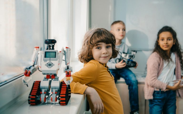 Υπ. Παιδείας: Προϋπολογισμός 30 εκατ. ευρώ για εξοπλισμό ρομποτικής στα σχολεία