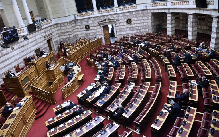 Βουλή: Έντονη αντιπαράθεση για τον εκσυγχρονισμό του ΕΦΚΑ