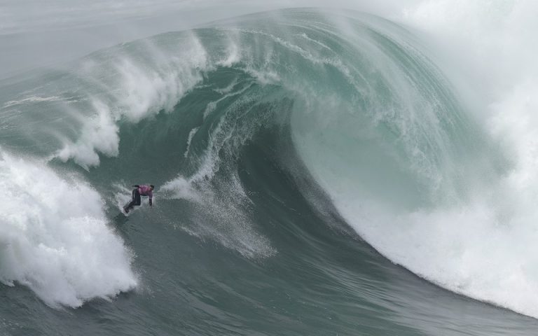 Δαμάζοντας κύματα 15 μέτρων – Ο εντυπωσιακός αγώνας στην άκρη της Ευρώπης