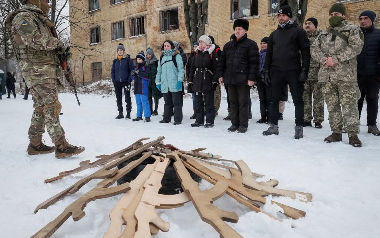Ρωσία – Ουκρανία: Εκπαιδεύοντας τους άμαχους με ξύλινα όπλα
