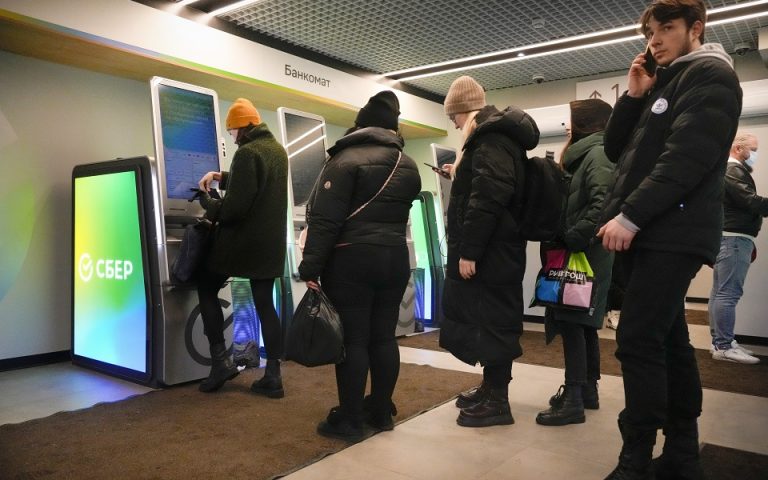 Ουρές στα ATMs της Ρωσίας – Προς πλήρη κατάρρευση το ρούβλι