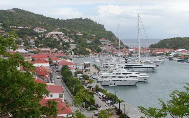 Μπρα-ντε-φερ δισεκατομμυριούχων σε ένα νησάκι της Καραϊβικής