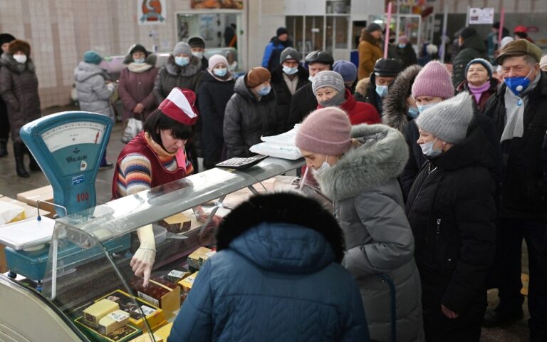 Άδεια ράφια και αγορές πανικού: Τι φέρνει ο πόλεμος στους Ρώσους καταναλωτές