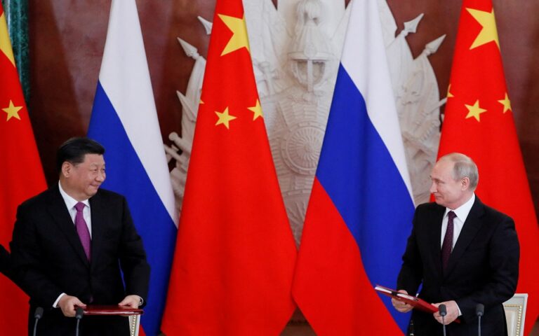 Ρωσία: Μπορεί -και θέλει-  να τη βοηθήσει οικονομικά η Κίνα;