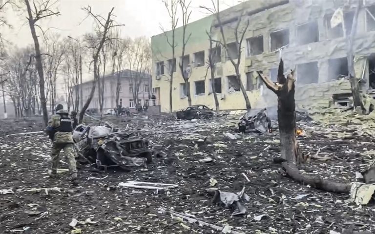 Ουκρανία: Μαιευτήριο στη Μαριούπολη καταστράφηκε από ρωσικές αεροπορικές επιδρομές
