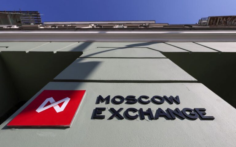 Άνοιξε έπειτα από ένα μήνα το χρηματιστήριο της Μόσχας – Ποιες μετοχές ενισχύονται