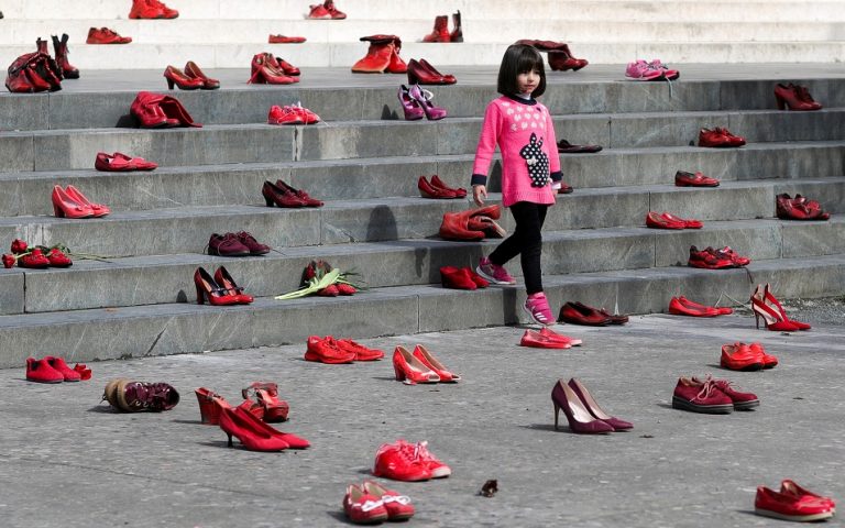 Τα κόκκινα παπούτσια σε δημόσια σκαλιά