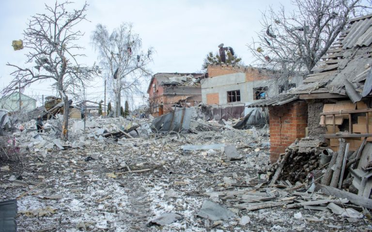 Ουκρανία: Οι πρώτοι άμαχοι που απομακρύνθηκαν από τη Σούμι έφθασαν «με ασφάλεια»