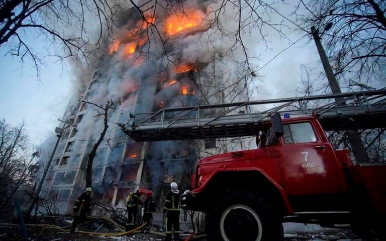 Ουκρανία: Σφυροκοπείται το Κίεβο – Χτυπήματα σε πολυκατοικίες