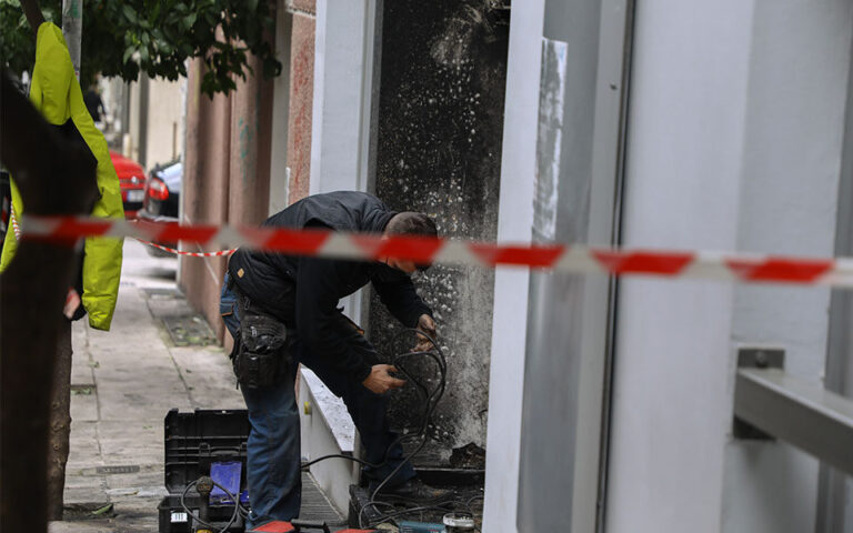 Επίθεση με γκαζάκια στο γραφείο του Α. Γεωργιάδη – Καταδικάζουν κυβέρνηση και κόμματα