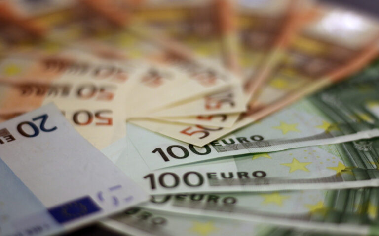 Ενισχύεται οριακά το ευρώ μετά τις αποφάσεις της ΕΚΤ