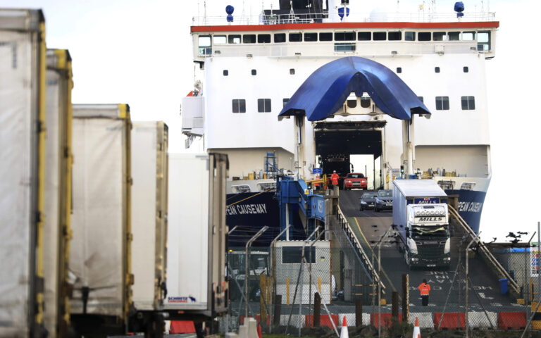 P&0 Ferries: «Κολλημένα» στα λιμάνια τα πλοία της μετά τις απολύσεις – Διακοπή δρομολογίων