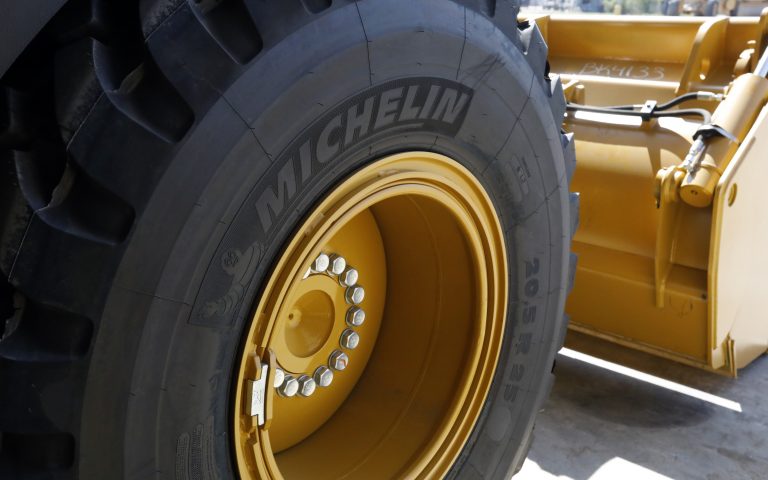 Michelin: Διακόπτει την παραγωγή σε εργοστάσια στην Ευρώπη λόγω ελλείψεων σε πρώτες ύλες