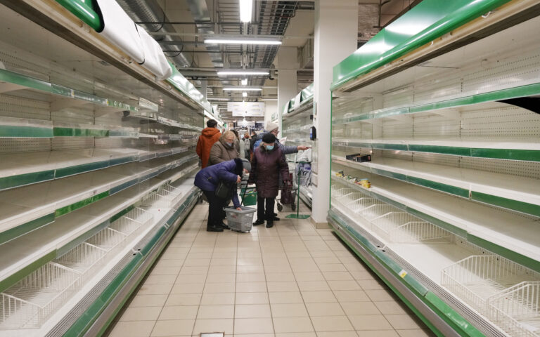 Ρωσία: Προσπαθούν να τους πείσουν, αλλά οι καταναλωτές δεν πιστεύουν στη λέξη «αφθονία»