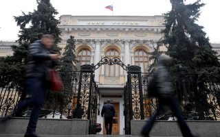 Visa και Mastercard αποχωρούν από τη Ρωσία