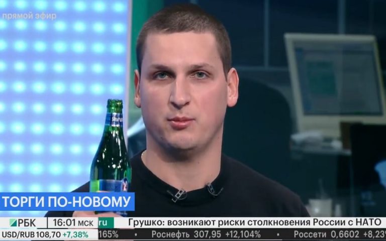 Ρωσία: Αναλυτής στην τηλεόραση ήπιε για τον θάνατο του χρηματιστηρίου