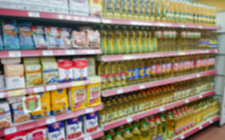 Σούπερ μάρκετ: Πλαφόν σε αλεύρι και ηλιέλαιο – Ελλείψεις σε κωδικούς για ηλεκτρονικές παραγγελίες