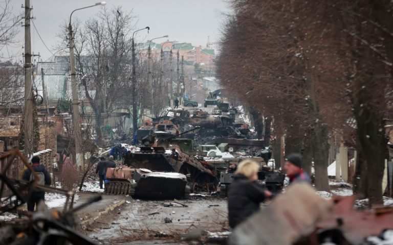 Ουκρανία: Οι Ρώσοι στη Χερσώνα, αλεξιπτωτιστές στο Χάρκοβο