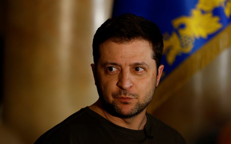 Ζελένσκι: Καλεί Μακρόν και Μπάιντεν στην Ουκρανία να δουν τη «γενοκτονία»