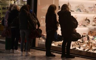 Σχεδόν οι μισοί Έλληνες ξοδεύουν λιγότερα σε ρούχα λόγω του πολέμου