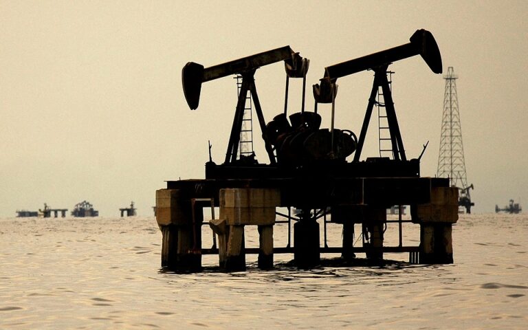 Ρωσία: Θα διακόψει τις εξαγωγές πετρελαίου σε όσους υιοθετήσουν το πλαφόν