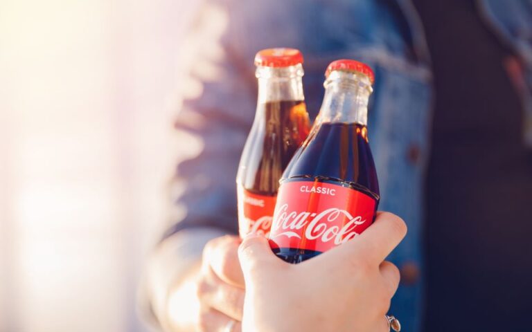 Coca Cola: Αυξημένα έσοδα και πωλήσεις λόγω των αυξημένων τιμών