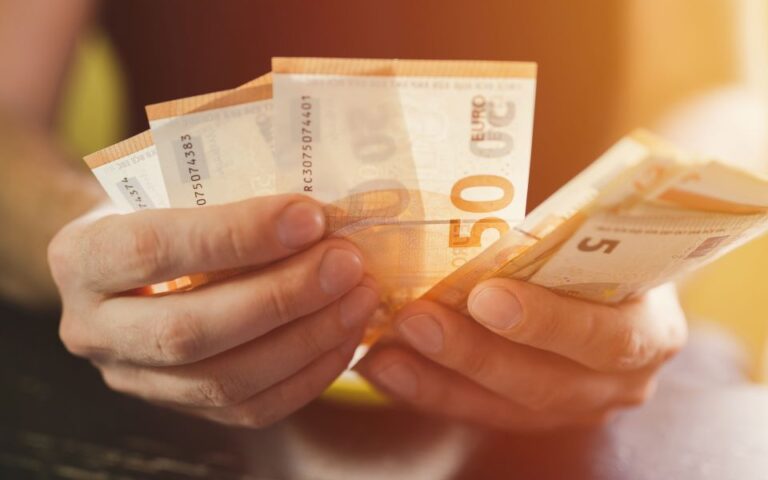 Αύξηση επιτοκίων: Πόσο «φουσκώνουν» οι δόσεις των δανείων μετά την ΕΚΤ