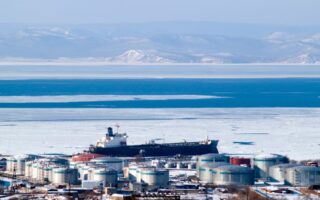 Bloomberg: Η ναυτιλία μπαίνει στο κάδρο των κυρώσεων στο ρωσικό πετρέλαιο