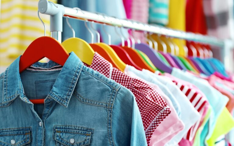 Οι καταναλωτές δεν περιορίζουν τις αγορές ρούχων – Ψάχνουν για προσφορές