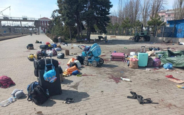 Ουκρανία: Διεθνής κατακραυγή για το χτύπημα στον σιδηροδρομικό σταθμό 