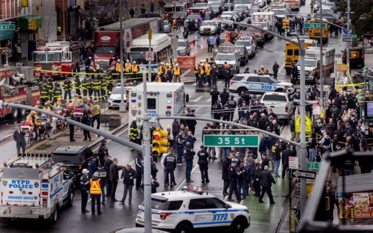 Νέα Υόρκη: Τουλάχιστον 16 τραυματίες από πυροβολισμούς σε σταθμό του μετρό στο Μπρούκλιν