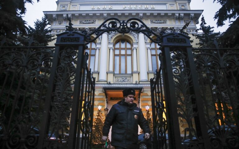 Ρωσία: Ξάφνιασε με μεγάλη μείωση επιτοκίων η κεντρική τράπεζα