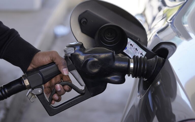 Τα μέτρα που εξετάζει η κυβέρνηση για συγκράτηση των τιμών στα καύσιμα
