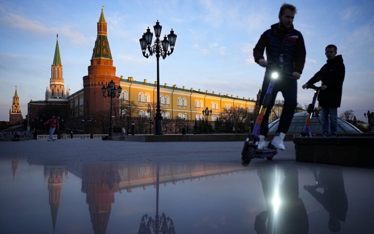 Πρόταση να απαγορευτούν οι τουριστικές βίζες σε Ρώσους