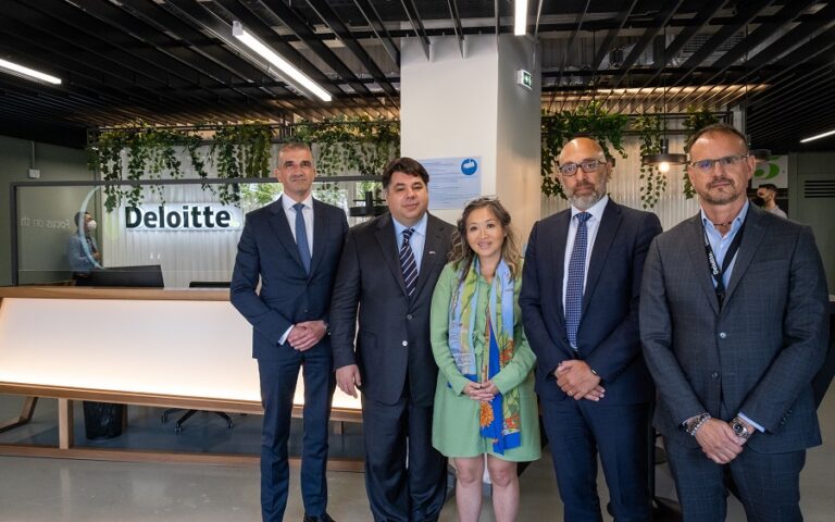 To Deloitte Alexander Competence Center (DACC) στη Θεσσαλονίκη επισκέφθηκε ο Αμερικανός Πρέσβης