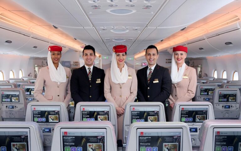 H Emirates αναζητά αεροσυνοδούς – Πότε θα γίνουν οι συνεντεύξεις στην Αθήνα 