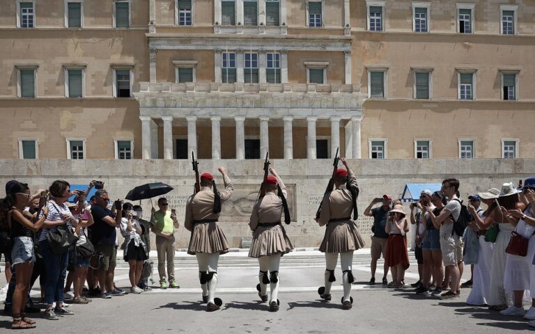 Alpha Bank: Ηπιότερη η επίπτωση πολέμου και πληθωρισμού στην Ελλάδα – Στήριγμα ο τουρισμός
