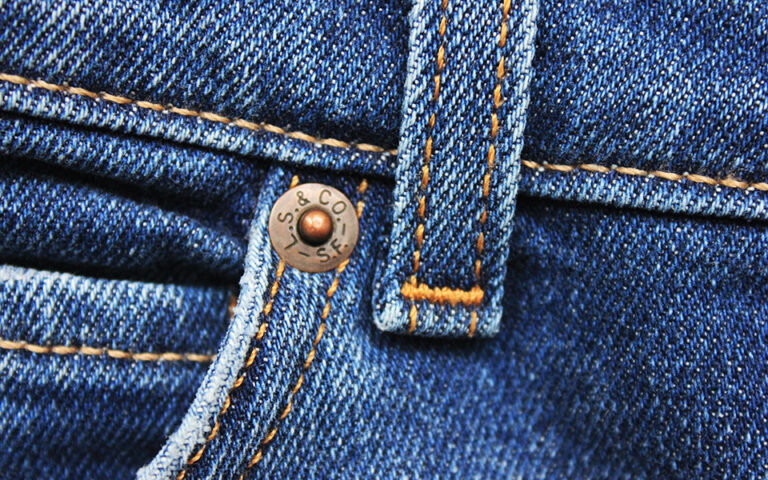 Λύθηκε το μυστήριο: Γιατί τα τζιν έχουν αυτά τα μεταλλικά καρφάκια στις τσέπες