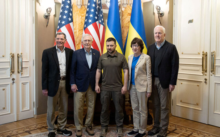 Ουκρανία – ΗΠΑ: Στο Κίεβο ο Μιτς ΜακΚόνελ για συνομιλίες με Ζελένσκι
