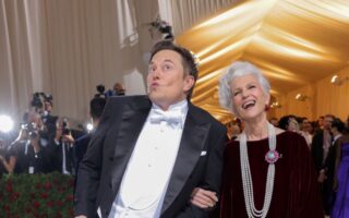 Η ταλαντούχα οικογένεια Musk: Πρωτοσέλιδο με μαγιό στα 74 για τη μητέρα του Μίδα