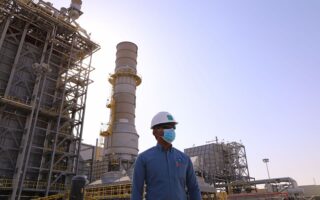 Σαουδική Αραβία: Γιατί μειώνει τις τιμές ρεκόρ για το πετρέλαιό της