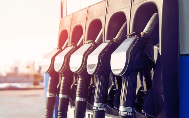 Βενζίνη: 10% πάνω οι τιμές σε ένα μήνα – Γιατί δεν μειώνεται ο ΕΦΚ