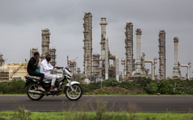 Ο Ινδός δισεκατομμυριούχος που πλουτίζει από το φθηνό ρωσικό πετρέλαιο