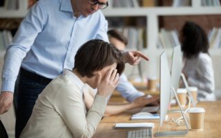 Aνησυχητική έρευνα για την εργασία: Μια στις δύο γυναίκες αισθάνεται burnout
