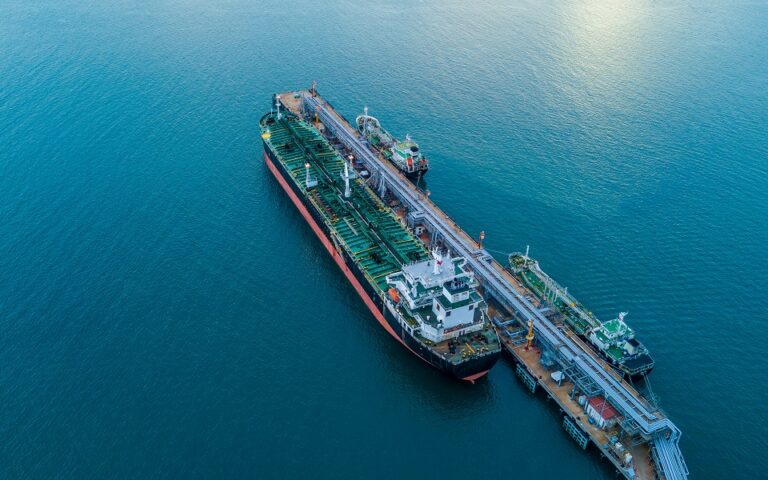 Πετρελαϊκό εμπάργκο: Στον «πάγο» η απαγόρευση μεταφοράς με ευρωπαϊκά πλοία