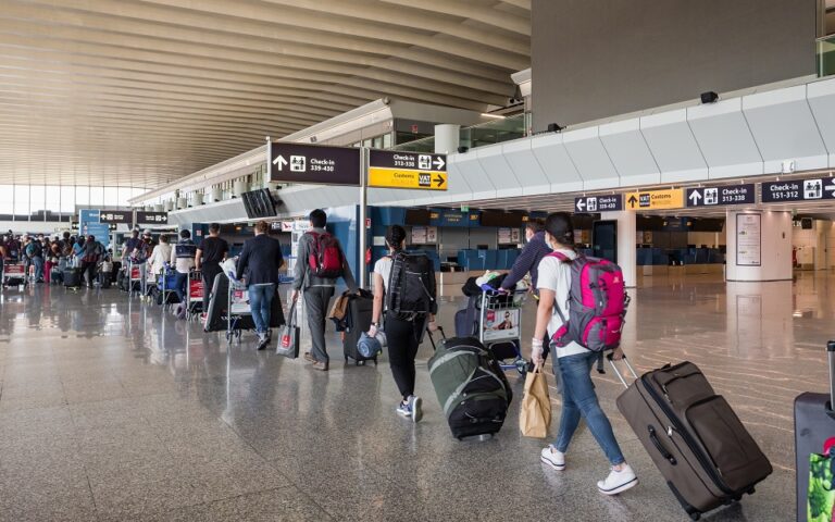 Το Stansted ζητά από τους επιβάτες να μην έρχονται πολύ νωρίς στο αεροδρόμιο