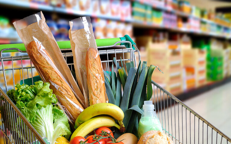 Σούπερ μάρκετ: Λιγότερα προϊόντα σε ακριβότερες τιμές αγοράζουν οι καταναλωτές