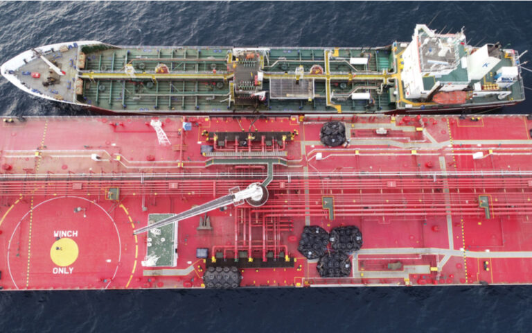 Το κόλπο του ship-to-ship: Πώς ρέει το «απαγορευμένο» ρωσικό πετρέλαιο 