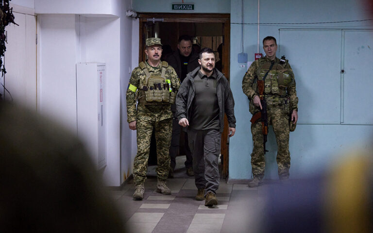 Ουκρανία: Για πρώτη φορά εκτός των «ορίων» του Κιέβου ο Ζελένσκι