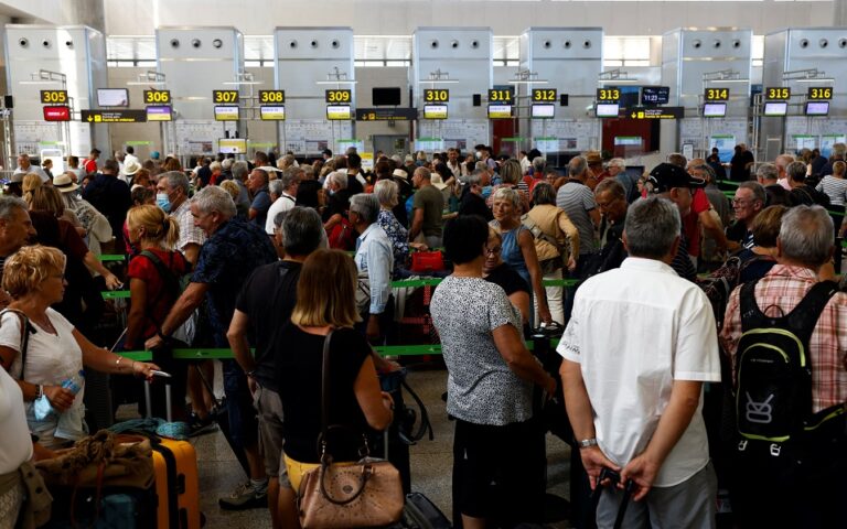 «Παραλύουν» τα ευρωπαϊκά αεροδρόμια: Ουρές και καθυστερήσεις για τους τουρίστες